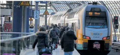  ?? FOTO: JÖRG CARSTENSEN/DPA ?? Über diese Nachrichte­n haben sich am Wochenende viele Leute gefreut: Die Lokführer der Bahn beenden ihren Streik früher als geplant.