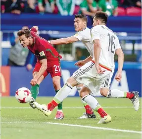  ??  ?? Cédric dispara para o segundo golo de Portugal, na altura o 2-1