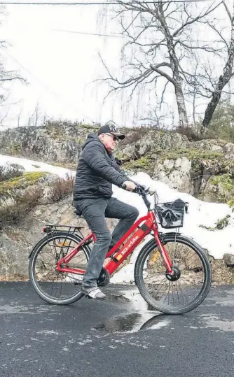  ??  ?? ON THE ROAD AGAIN: Sputnik har bytta ut lastebilen med elsykkel. Den tar han stadig på tur, mil etter mil.