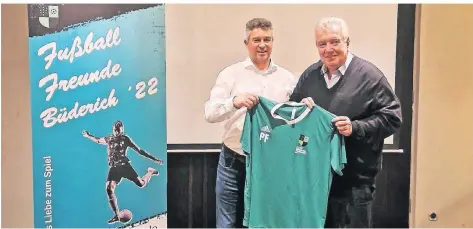  ?? FOTO: CHRISTOPH BAUMEISTER ?? Fußball-Freunde-Vorsitzend­er Roland Peters überreicht ein Trikot der FFB an FVN-Präsident Peter Frymuth (rechts).