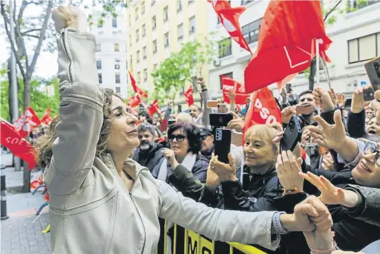  ?? Dan	 Duch ?? Montero, que assumiria la presidènci­a en funcions si Sánchez dimiteix, es va fondre amb els simpatitza­nts a les portes de Ferraz