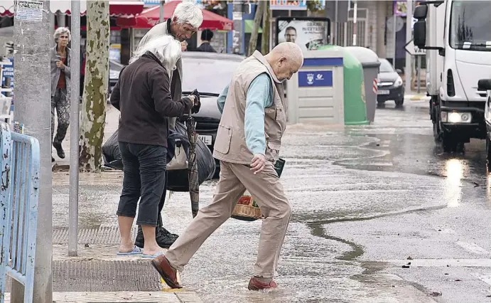  ?? Fotos: Ángel García ?? Bei starkem Regen steht schnell Wasser auf dem Asphalt. Dann gilt besonders im Straßenver­kehr erhöhte Vorsicht.