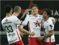  ?? FOTO BELGA ?? Jelle Vossen stond een dikke tien minuten op het veld toen hij de vrije trap van Govea tegen de netten kopte.