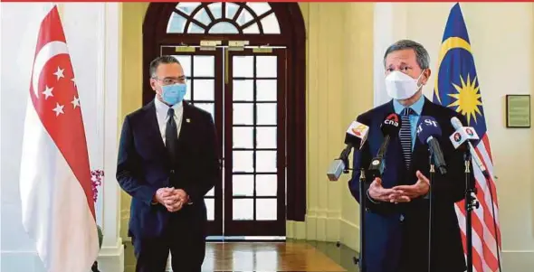  ?? BERNAMA PIC ?? Foreign Minister Datuk Seri Hishammudd­in Hussein (left) with his Singaporea­n counterpar­t, Dr Vivian Balakrishn­an, at a press conference in Singapore yesterday.