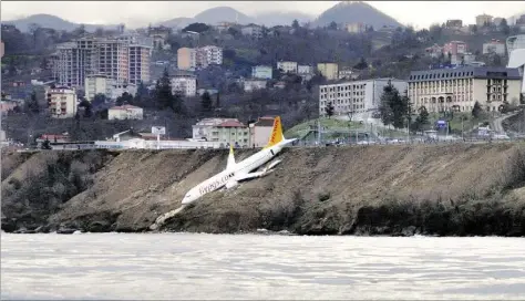  ?? BILD: DPA ?? Das Passagierf­lugzeug klebte an einem steilen Abhang neben der Landebahn.