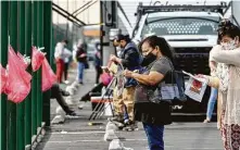  ?? Philip Cheung / New York Times ?? People get tested Thursday for the coronaviru­s at a site in Los Angeles that uses self-administer­ed swabs.