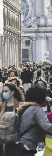  ?? FOTO ANSA ?? Folle e aule Torino sabato scorso. Sotto, una classe del liceo Volta a Milano