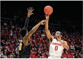  ?? DAVID JABLONSKI / STAFF ?? Dayton’s Rodney Chatman scores against Virginia Commonweal­th in the Flyers’ 79-65 victory at UD Arena Tuesday.