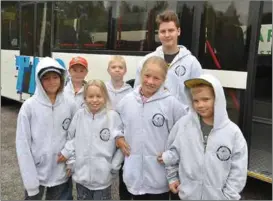  ?? MIKAEL HEINRICHS ?? LITET PIRRIGT. Iniö skolas elever Eero, Rasmus och Emil (bakre raden fr.v.) samt Tess, Frida, Ida och Liam (främre raden fr.v.) väntade med spänning på att programmet skulle köra igång.