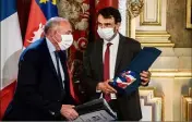  ?? (Photo AFP) ?? Gérard Collomb a remis l’écharpe tricolore à Grégory Doucet.