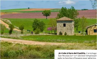  ??  ?? Arrivée à Itero del Castillo. L'ermitage San Nicolas (xiie-xiiie siècles) remplissai­t jadis la fonction d'hospice pour pèlerins.