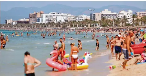  ?? FOTO: CLARA MARGAIS/DPA ?? Schon bald könnten Touristen wieder die Strände auf Mallorca bevölkern. Tui etwa will die Balearenin­sel noch im Juni wieder anfliegen.