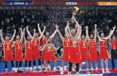 ??  ?? Rudy Fernández alza el trofeo que acredita a España como campeona del mundo.