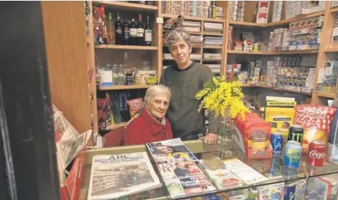  ?? // R. CARMONA ?? Concepción Morales e Inmaculada Muñoz, su hija, en el estanco de San Agustín, que tiene 125 años de vida