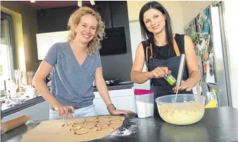  ?? FOTO: KERSTIN CONZ ?? Aneta Kawa und Katarzyna Hoffmann (von links) kochen mit ihren Gästen traditione­lle Pierogi.