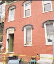  ??  ?? Staten Island building was scene of gruesome slaying of a 38-year-old woman Tuesday night. Her boyriend has been arrested.