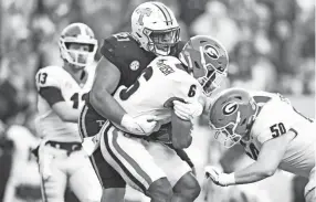  ?? CALVIN MATTHEIS/NEWS SENTINEL ?? Tennessee defensive lineman Omari Thomas (21) tackles Georgia running back Kenny Mcintosh (6) during an SEC football homecoming game between the Tennessee Volunteers and the Georgia Bulldogs in Neyland Stadium in Knoxville on Saturday.
