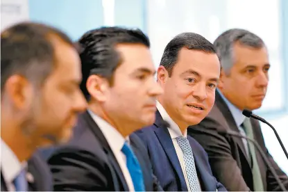  ??  ?? Paulo Carreño King (segundo de derecha a izquierda), director de Proméxico, gana 277 mil pesos al mes.