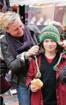  ??  ?? Beim Itterfest bauen fliegende Händler ihre Stände auf der Mittelstra­ße auf. Mit der neuen Satzung könnte das ein alltäglich­es Bild werden.