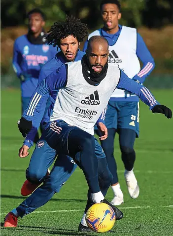  ?? PICTURE: GETTY ?? Under pressure: Mohamed Elneny (left) and Alexandre Lacazette train yesterday