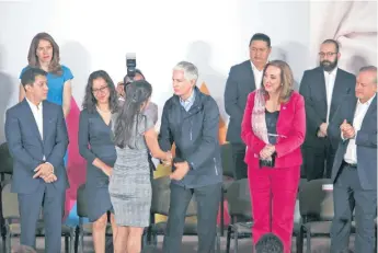  ??  ?? En el marco del Día Mundial contra la Trata de Personas, Patricia González compartió ante el gobernador del Estado de México, Alfredo del Mazo Maza, su experienci­a como víctima de ese delito por nueve años.