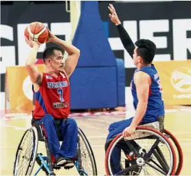  ??  ?? Hard at work: The Philippine­s team at yesterday’s training session ahead of the Asean Para Games. — M. AZHAR ARIF/ The Star