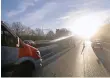  ?? FOTO: FEUERWEHR HÜCKELHOVE­N ?? Die Feuerwehr hielt am Unfallort auf der A 46 fest, wie die tiefstehen­de Sonne die Autofahrer beeinträch­tigen kann.