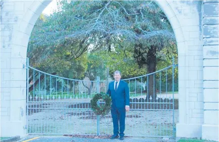  ?? Photo / Ilona Hanne ?? In 2020, Stratford Mayor Neil Volzke placed a wreath at the Malone Gates as a way to acknowledg­e Anzac Day during the lockdown that April.