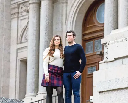  ??  ?? andrew Jenkins y Krista York de Minnesota, quienes tenían programada su boda para el 20 de agosto en la Catedral de San Pablo, afuera del templo, el sábado pasado