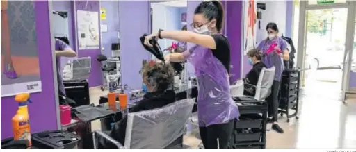  ?? TOMÁS CALLE / EP ?? Una peluquería en Madrid con todas las precaucion­es para evitar el contagio del coronavius.
