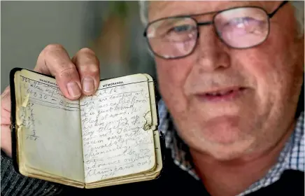  ?? PHOTOS: WARWICK SMITH/STUFF ?? Richard Palmer with a diary kept by his great uncle Roy Haycock during World War I.