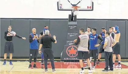  ??  ?? En acción. Julio Lamas dirige uno de los entrenamie­ntos del equipo en la previa del partido más esperado.