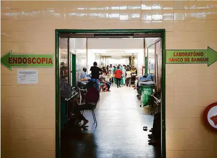  ?? Eduardo Knapp - 7.ago.2016/Folhapress ?? Pacientes aguardam leito no corredor do Hospital Geral de Vitória da Conquista (HGVC), no interior da Bahia