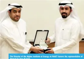  ??  ?? The Director of the Higher Institute of Energy at PAAET honors the representa­tive of Shamal Az-Zour Al-Oula.