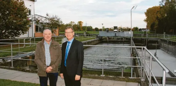  ?? Fotos: Kaiser ?? Abwasserme­ister Johann Kempfle (links) und der Verbandsvo­rsitzende Robert Strobel erläuterte­n geladenen Gästen die technisch aufwendige Verbandskl­äranlage in Kötz.