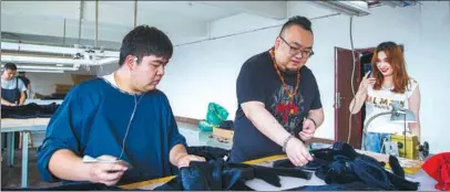  ?? PROVIDED TO CHINA DAILY ?? Yu Kuo (center) promotes his business via a livestream in 2019. He establishe­d the startup in his hometown of Liaoyang, Liaoning province, after graduating from university in 2012.