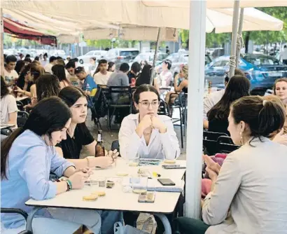  ?? Laura leon ?? Bares de estudiante­s de la avenida del Avión Cuatro Vientos, junto a la Universida­d de Sevilla