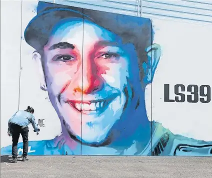  ?? FOTO: PEP MORATA ?? El arte urbano ha plasmado la famosa sonrisa de Luis Salom en el muro de la curva 13 del Circuit Con el OK de la familia