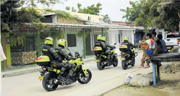  ?? Fotos johnny olivares y cortesía ?? Uniformado­s de la Policía Metropolit­ana de Barranquil­la realizando patrullaje­s por el corregimie­nto de Juan Mina.