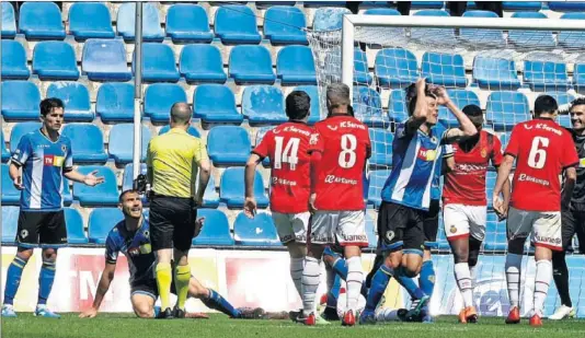  ??  ?? IMPOTENCIA. Samuel, en el suelo, esspera a ser amonestado por el colegiado tras el polémico penalti señalado.