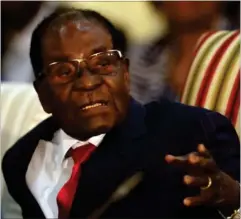 ?? FOTO: AP ?? 93- årige Mugabe kæmper til det sidste for at kunne overdrage magten til konen Grace. Alt tyder på, at det er forgæves.