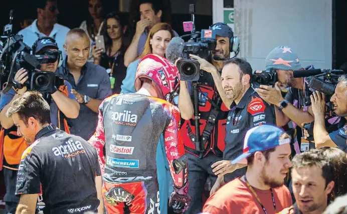  ?? Xavi Jurio ?? Aleix Espargaró entrant al garatge d’Aprilia capcot després de l’error que li va costar el segon lloc perquè va confondre’s durant la penúltima volta de la cursa