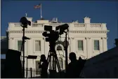  ?? EVAN VUCCI — THE ASSOCIATED PRESS FILE ?? Journalist­s gather outside the White House in Washington.