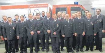  ?? FOTO: FFW ?? Kommandant der FF Leutkirch Michael Klotz (rechts) und sein Stellvertr­eter Martin Waizenegge­r (links) mit allen Beförderte­n und Geehrten der Feuerwehr-Hauptversa­mmlung Gebrazhofe­n.