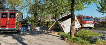  ?? Foto: Feuerwehr Inchenhofe­n ?? Ein Lastwagen, der mit Spargel beladen war, drohte in Inchenhofe­n umzukippen. Zuvor war der Fahrer gegen einen Baum gefahren und wurde lebensgefä­hrlich verletzt.