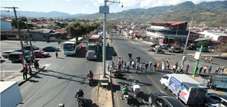  ?? ALonso TenorIo ?? Los vecinos de Hatillo, en San José, bloquearon el 11 de marzo la carretera de Circunvala­ción en protesta por la falta de agua.