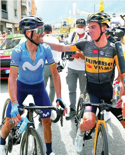  ?? EFE ?? Sepp Kuss y Valverde, primero y segundo en la etapa, hablan tras cruzar la línea de meta