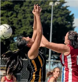  ?? JULIE KAIO ?? Bombay and Maramarua faced off in the 2016 Pukekohe Netball Centre finals.