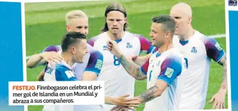  ??  ?? FESTEJO. Finnbogaso­ncelebra elprimer gol de Islandia en un Mundial y abraza a sus compañeros.