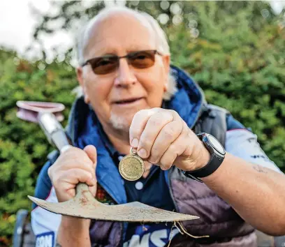  ?? Picture: Jack Boskett Media ltd ?? Tewkesbury resident Steve Perry with the medal he discovered